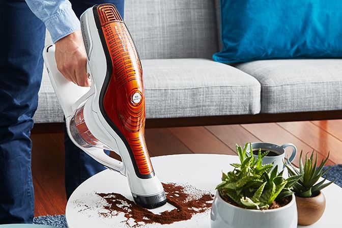 Man stofzuigt een tafel